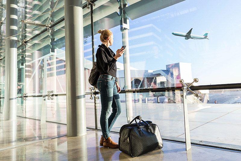 Ragazza all'aeroporto di Lamezia Terme