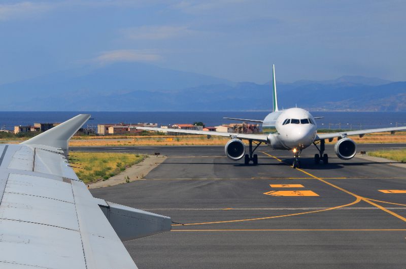 Aereo su pista di atterraggio all'aeroporto di Reggio Calabria